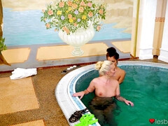 Arsch, Arschlecken, Bikini, Lecken, Natürlichen titten, Pool, Muschi, Nass