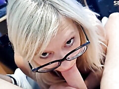Grosser schwanz, Blondine, Blasen, Bekleidet, Brille, Handjob, Lecken, Masturbation