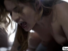Gros seins, Sucer une bite, Gorge profonde, Jeunes transsexuelles thaïlandaises, Léchez, Chatte, Transsexuelle