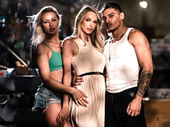 18 jaar, Grote kont, Grote lul, Grote mammen, Hondjeshouding, Sportzaal, Mager, Tiener