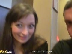 In den arsch, Braunhaarige, Aufs gesicht abspritzen, Geld, Strümpfe, Flotter dreier