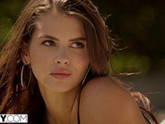 Cul, Lécher le cul, Sucer une bite, Brunette brune, En levrette, Embrassement, Piscine, Adolescente