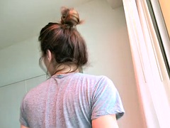 Sucer une bite, Brunette brune, Tir de sperme, Faciale, Hard, Mamelons, Piercing, Nénés