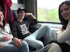 Gros seins, Sucer une bite, En levrette, Branlette thaïlandaise, Hard, Plan cul à trois, Nénés, Train