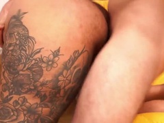 Grosser arsch, Grosser schwanz, Pummelig, Sperma im mund, Kehlenfick, Latina, Reiten, Tätowierung