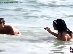 Amateur, Plage, Brunette brune, Nourriture, Lesbienne, Nue, De plein air, Public