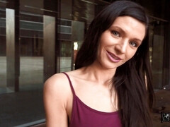 Sucer une bite, Brunette brune, Mignonne, Hd, Seins naturels, Pov, Cheveux courts, Serré