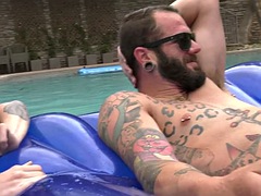 In den arsch, Tussi, Schönheit, Doppelpenetration, Interrassisch, Lingerie, Pool, Flotter dreier