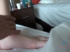 Leie, Braunhaarige, Sperma im mund, Fingern, Handjob, Orgasmus, Piercing, Spielzeuge