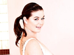 Lécher le cul, Gros cul, Sucer une bite, Brunette brune, Mère que j'aimerais baiser, Seins naturels, Rasée, Tatouage