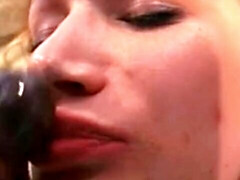 18 jaar, Blond, Sperma in gezicht, Gigantische lul, Interraciaal, Natuurlijke tieten, Mager, Tatoeage