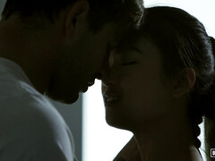 Sucer une bite, Brunette brune, Seins naturels, Petite femme, Piercing, Chatte, Tatouage, Nénés