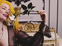 Blonde, Doigter, Masturbation, Seins naturels, Chaussures, Solo, Dénudage, Tatouage