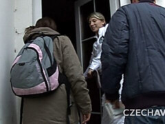 Grosser arsch, Blasen, Braunhaarige, Hundestellung, Doppelpenetration, Handjob, Mann mann frau, Flotter dreier