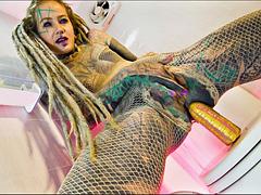 Anal, Hd, Masturbation, Solo, Tatouage, Toilettes, Jouets