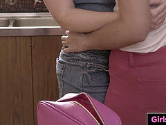 Leie, Braunhaarige, Küche, Lesbisch, Lecken