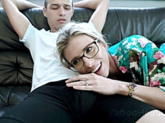 Blondine, Blasen, Brille, Hardcore, Milf, Mann mann frau, Flotter dreier, Titten