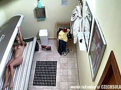 素人, ブロンド, チェコ, 公共, オマンコ, 日光浴室, 一人, のぞき