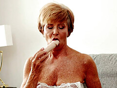 Blond, Tsjechisch, Masturbatie, Rijpe lesbienne, Moeder die ik wil neuken, Alleen, Tieten likken, Speelgoed