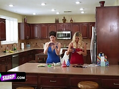 Stellung 69, Grosse titten, Spermaladung, Aufs gesicht abspritzen, Flotter vierer, Reif, Milf, Kurzes haar