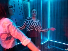 ブロンド, 衣服着たままセックス, ダンス, 異人種間, パーティ, ポルノスター, 恥ずかしがりや, スインガー