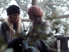 Grote mammen, Blond, Lesbisch, Natuurlijke tieten, Buiten, Kut duiken, Sokken, Tieten likken