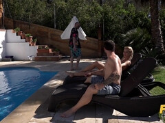 ブロンド, 浮気者, 気狂い, イく瞬間, チン, 手コキする, プール, のぞき