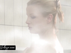 Blonde, Brunette brune, Prisonnier, Seins naturels, Orgie, Douche, Nénés, Uniforme