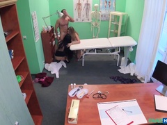 Médecin, En levrette, 2 femmes 1 homme, Doigter, Bureau, Chatte, Train, Uniforme