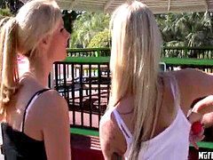 Sucer une bite, Éjaculer dans la bouche, De plein air, Tatouage, Plan cul à trois