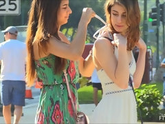 Pénétrer avec le poing, Embrassement, Public, Solo, Sous la jupe