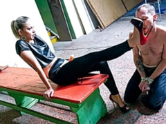 ブロンド, 着衣女と全裸男, 服従, フェムドム, フェティッシュ, 足フェチ, スパンキング, ペニスバンド