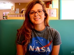 Anal, Dansant, Fétiche, Masturbation, Orgasme, Public, Solo, Jouets