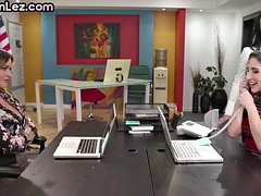 舐める尻, ぽちゃ, ディルド, レズビアン, 淫乱熟女, オフィス, タトゥー, 三人