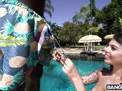 Verga grande, Negro, Mamada, Interracial, Monstruo, Al aire libre, Piscina, Tatuaje