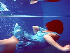 Femelle, Fétiche, Petite femme, Piscine, Maillot de bain, Adolescente, Nénés, Sous marin