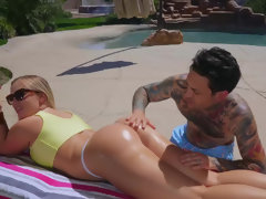 Bikini, Hundestellung, Öl, Pool, Abendanzug, Tätowierung, Tanga, Nass