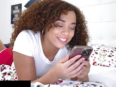 18 ans, Plantureuse, Tir de sperme, En levrette, Hard, Lesbienne, Seins naturels, Nénés