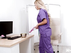 ベッドルーム, ブロンド, フェラチオ, イく瞬間, 淫乱熟女, 看護婦, ピアス, おもちゃ