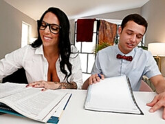 Gros cul, Gros seins, Sucer une bite, Brunette brune, Branlette thaïlandaise, Mère que j'aimerais baiser, Rasée, Dénudage