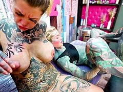 Gros seins, Sucer une bite, Tir de sperme, Faciale, Le plan cul à quatre, Hd, Piercing, Tatouage