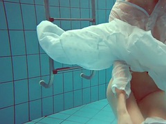 Tussi, Tschechisch, Im freien, Pool, Öffentlich, Solo, Titten, Unter wasser