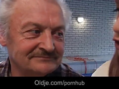 Sucer une bite, En levrette, Grandpère, Hd, Mature, Seins naturels, Rousse roux, Adolescente