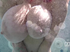 In den arsch, Grosser arsch, Bikini, Natürlichen titten, Pool, Muschi, Solo, Tätowierung