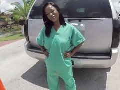 Bruinharig, Auto, Harig, Handbeurt, Interraciaal, Buiten, Tiener, Tieten likken