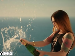Anal, Cul, Sucer une bite, En levrette, Branlette thaïlandaise, Rousse roux, Dénudage, Adolescente