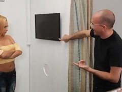 Grosser schwanz, Blasen, Hundestellung, Fingern, Schwanzloch, Handjob, Rasiert, Entkleiden
