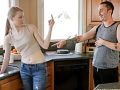 Amateur, Grosse bite, Sucer une bite, En levrette, Seins naturels, Rasée, Maigrichonne, Adolescente