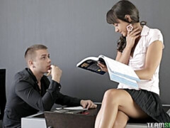 Grosse bite, Sucer une bite, Brunette brune, En levrette, Seins naturels, Bureau, Adolescente, Nénés