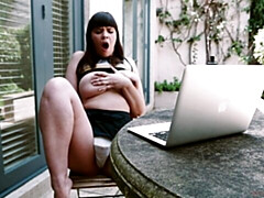 Leie, Grosser arsch, Grosse titten, Braunhaarige, Fingern, Masturbation, Solo, Entkleiden